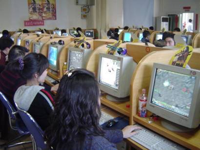 人们回忆最初的传奇时,回忆的并不仅是游戏,而是当时的朋友、昏暗逼仄的网吧以及青涩的自己